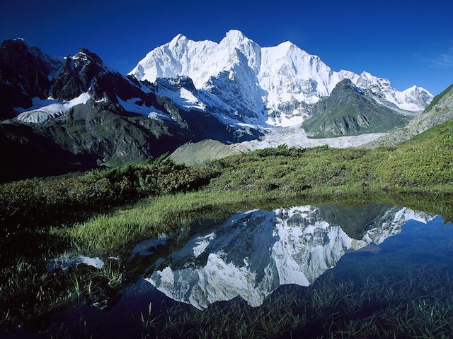 Kangshung Glacier, bordering Nepal and China